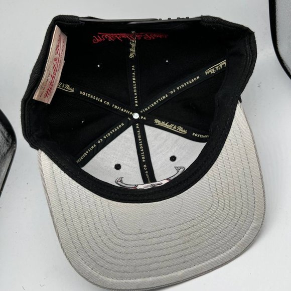 Air Jordan Chicago Bulls NBA Black Red Mitchell & Ness Hat Snapback Cap Men - Picture 6 of 7